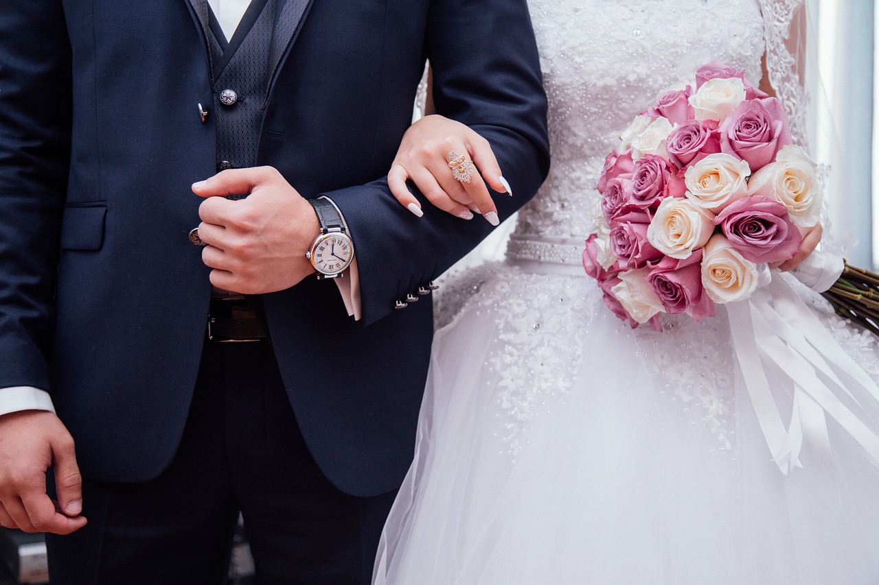 How expensive should a good wedding gift be?